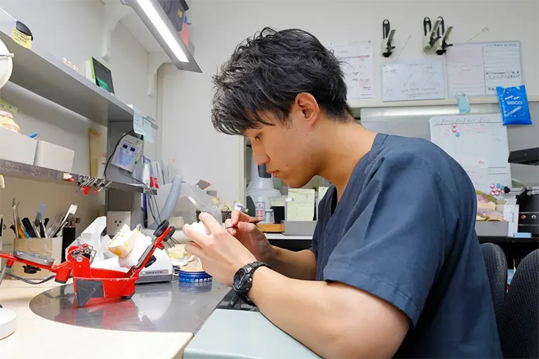 作業をしている歯科技工士