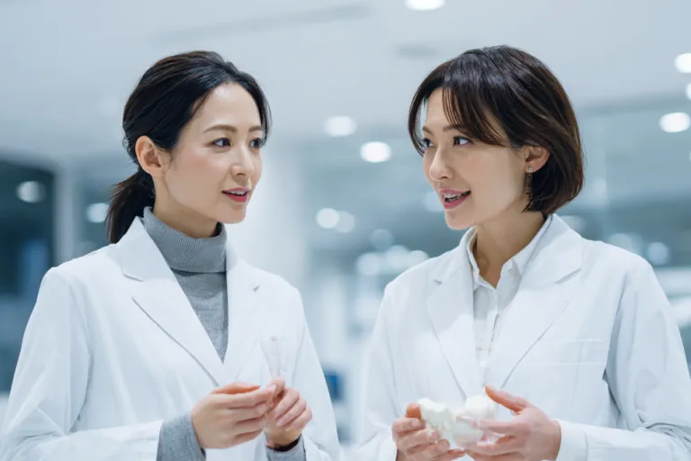 ディスカッションしている歯科技工士と歯科医師